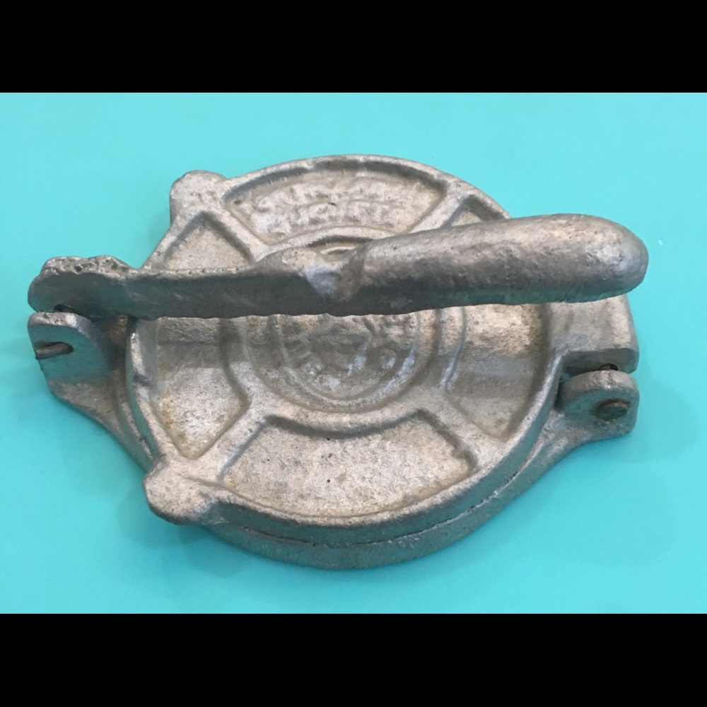 Mini metal tortilla presser
